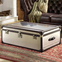 Table basse carrée en bois vintage du milieu du siècle avec rangement, design rétro classique pour salon, mobilier de bar à domicile et usage hôtelier