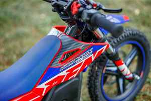 Moto tout-terrain électrique pour enfants - 74V, vitesse unique, frein à disque, cadre en alliage d'aluminium, moteur central, autonomie de batterie étendue pour un jeu toute la journée - Product Image 2