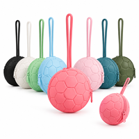 Pochette de rangement portable en silicone à motif football pour sucettes, organiseur d'accessoires pour bébé, étui pour pièces de monnaie, clés et écouteurs, personnalisable OEM ODM