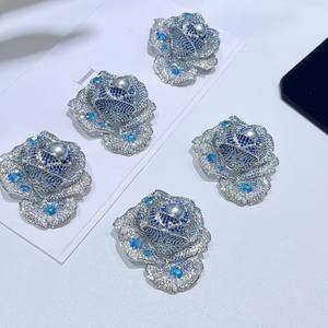 Broche de poitrine élégante de style féminin en perle de Tahiti, fleur naturelle blanche, bleue et rose avec cristaux, accessoires de mode - Product Image 2