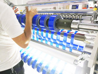 Machine de découpe et de refendage automatique électrique à commande PLC pour ruban réfléchissant en PVC et film réfléchissant en rouleau jumbo de qualité alimentaire