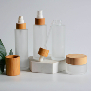 Envase de Lujo para Set de Cosméticos y Cuidado de la Piel de 20ml-150ml, Botella de Vidrio Transparente Esmerilado con Pulverizador para Suero Facial y Loción Corporal, Tapa de Bambú - Product Image 4