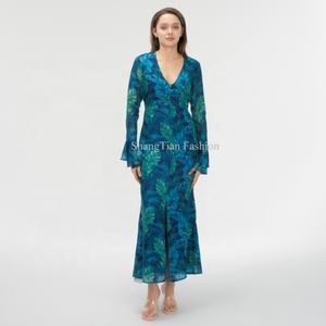 Vestido Maxi Elegante con Cuello en V para Mujer, de Alta Calidad OEM, con Estampado Tropical y Abertura Frontal - Product Image 1