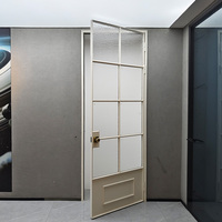 Portes françaises à châssis étroit en aluminium et verre, à battants, avec vitrage divisé blanc, pour cuisine de ferme