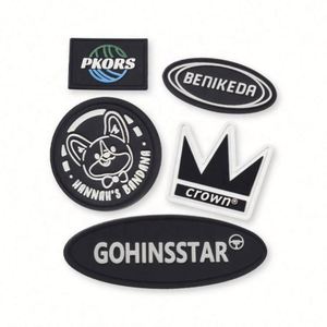 Patch en caoutchouc personnalisé avec logo, thermocollant, noir, en silicone pour vêtements, étiquettes en PVC - Product Image 1