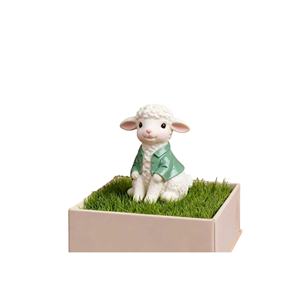 Adorable figurine d'agneau en résine avec manteau vert - Cadeau personnalisé pour la décoration de bureau et d'étagère, idéal pour les cadeaux de baby shower et de fête de Pâques - Product Image 1