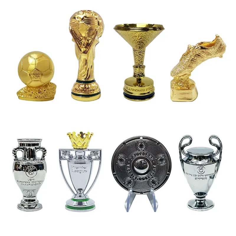 Chaveiro com medalhas e troféus para decoração de campeões da liga alemã, botas douradas, bolas e lembranças