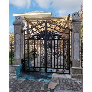 Geçişli Tasarım ve Pati Geçirmez Dikey Çubuklarla Süslenmiş Ferforje Köpek Kapısı - Product Image 1