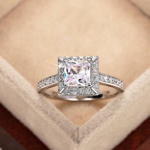 Anillo de Compromiso Q859 con Diamante Corte Princesa Plateado, Estilo Clásico para Mujer, con Diamantes Cultivados en Laboratorio en las Laterales - Product Image 1