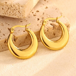 Pendientes de Acero Inoxidable de Alta Gama Europeos y Americanos, Geométricos, con Forma de Corazón y Espiga, Chapados en Oro de 18K, para Mujer - Product Image 4
