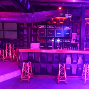 كرسي وطاولة من الألمنيوم والخشب الرقائقي من OMEGATRUSS بتصميم معياري فضي/أسود/ذهبي للمسارح والحفلات والمعارض والنوادي سريع التركيب - Product Image 5