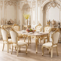 Ensemble de salle à manger rectangulaire de luxe en bois massif sculpté or, style arabe et européen, avec plateau en marbre et chaises en cuir PU beige pour villa, palais, hôtel