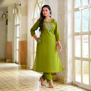 Ensemble de costume de mariage traditionnel pour femmes Twinfeet, en coton solide de qualité supérieure, brodé, style Jaipuri, longueur genoux, séchage rapide - Product Image 1