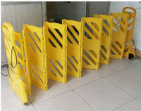 Barrières flexibles de contrôle de foule escamotables portatives pliables d'intérieur et extérieures de barrière de la circulation Barricade mobile extensible