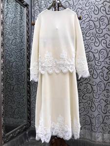 طقم تنورة جديد عالي الجودة لموسم خريف وشتاء 2025 مكون من قطعتين للنساء، سترة صوفية محبوكة من الدانتيل وتنورة طويلة محبوكة - Product Image 2