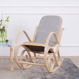 Chaise à bascule en bois courbé avec dossier en rotin, cadre en bois massif et design incurvé élégant Vente en gros directe d'usine - Product Image 1