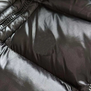 Gilet matelassé noir sans manches à capuche en duvet d'oie Moncler - Product Image 4