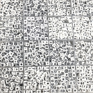 Cuentas Acrílicas Cuadradas de 5x5 mm con Letras Inglesas de Vocales Individuales para Manualidades, Accesorios de Joyería y Materiales de Artesanía. - Product Image 2