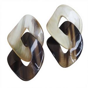 Boucles d'oreilles de luxe écologiques en corne de buffle polie pour femmes, style animalier et nautique, décoration d'intérieur, cadeau de mariage disponible - Product Image 1