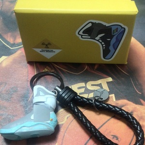 Porte-clés mini-sneaker 3D en plastique, modèle Back to the Future Bred Banned, pour dropshipping - Product Image 6