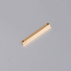 قلادة معدنية فارغة من الفولاذ المقاوم للصدأ ذهبية اللون بحجم 3×35 ملم بفتحتين مزدوجتين لصناعة المجوهرات ونقش الشعارات - Product Image 5