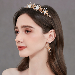 Nouvel ensemble <span class=keywords><strong>de</strong></span> bijoux <span class=keywords><strong>de</strong></span> mariée vintage avec diadème en alliage plaqué or à motif floral et feuilles, et boucles d'oreilles en perles en forme <span class=keywords><strong>de</strong></span> grappe - Product Image 6
