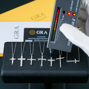 เครื่องประดับเงินแท้ 925 รูปทรงศาสนาคริสต์ ประดับเพชรโมอิสซาไนต์ VVs จี้รูปไม้กางเขนสำหรับผู้ชาย สร้อยคอจี้รูปไม้กางเขน เหมาะสำหรับเป็นของขวัญหมั้นและงานแต่งงาน - Product Image 2