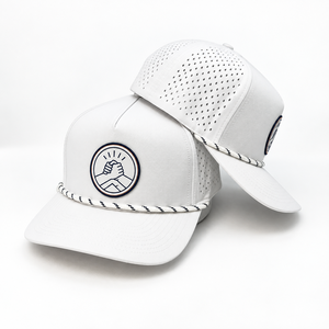 Casquette de sport réglable de haute qualité avec trous découpés au laser, casquette à 5 panneaux avec logo personnalisé tissé/PVC, casquette de golf avec cordon - Product Image 1