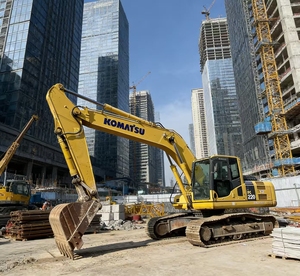 Excavadora de cadenas Komatsu PC220 usada de 22 toneladas, modelo 2015, con motor y bomba originales, de tamaño mediano, en buen estado, a la venta. - Product Image 4