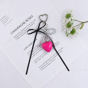 Ngọt Ngào Ribbon Người Phụ Nữ Túi Quyến Rũ Kim Loại Bow Điện Thoại Quyến Rũ Phổ Biến Cho Tình Yêu Trái Tim Keychain Với Ngọc Trai Đính Cườm Nhựa Acrylic Móc Chìa Khóa - Product Image 1