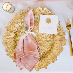 Platos Base Decorativos Reutilizables de Plástico Dorado de 13 Pulgadas con Diseño de Arrecife para Eventos Formales y Alquiler al por Mayor - Product Image 3