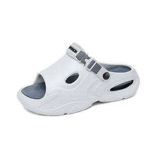 Sandalias de exterior para hombre, antideslizantes para baño, con suela gruesa y acolchada, pantuflas suaves para el hogar. - Product Image 3