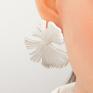 Pendientes con forma de hoja de Ginkgo, joyería de moda chapada en oro de 18 quilates para mujer, pendientes elegantes, accesorio de moda para otoño e invierno - Product Image 2