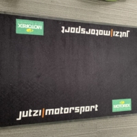 Maßgefertigte 100% Nylon Abstrakte Umweltfreundliche Rutschfeste Motocross-Garagenbodenmatte Gummi-Teppich mit Markenlogo für Camping und Auto