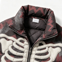 Blouson universitaire personnalisé à col montant avec patch chenille squelette, lettres sur le devant, coupe oversize, zippé, coupe-vent, éco-responsable, style streetwear pour homme