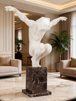 Sculpture abstraite figurative minimaliste moderne Creativemonkey, ornement en résine avec base en marbre, pièce décorative semi-fait main pour bureau