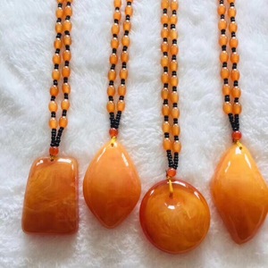 ผู้ผลิตเครื่องประดับ YL ขายส่งสร้อยคอพลาสติกสำหรับผู้หญิง จี้อำพันยาว สไตล์วินเทจ ลูกปัดสไตล์ชาติพันธุ์ เสื้อผ้าฝ้ายลินิน - Product Image 4