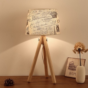 Lámpara de mesa de madera LED moderna con pantalla de madera alta CRI 95 5 años de garantía-Diseño de trípode para dormitorio y sala de estar - Product Image 4