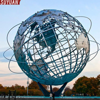 Sculpture d'art moderne sur mesure de globe terrestre en acier inoxydable gravé, grande taille, avec couleur personnalisée pour place urbaine extérieure