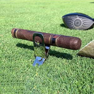 Juego de presentación magnético verde, otros productos, herramienta para divot de golf con grabado, para compra al por mayor, con soporte para cigarros, que incluye tenedor para cigarros y tenedor para marca de bola. - Product Image 1