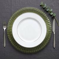 Assiette de présentation en verre plissé vert pâle de 13 pouces pour la maison, les cafés, les hôtels et les banquets – Vente en gros