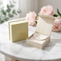 Boîte à bijoux élégante et rigide en papier magnétique avec laminage mat, gaufrage, couleurs personnalisées rose, vert, beige et pochette