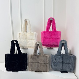 Borsa Tote Qetesh in Morbida Pelliccia di Coniglio, Grande Capacità, OEM ODM, Calda e di Alta Qualità per Autunno e Inverno - Product Image 3