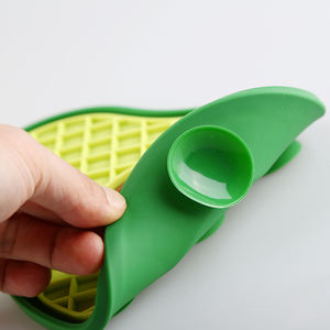 Alfombrilla de silicona con forma de aguacate para lamer para mascotas, no tóxica, sin olor, anti-golpeteo, segura para la salud. - Product Image 1