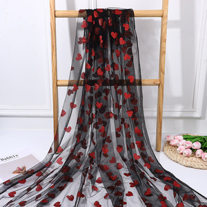 Popolare Tessuto in <span class=keywords><strong>Tulle</strong></span> con Cuori Rossi su <span class=keywords><strong>Tulle</strong></span> Nero per Decorazioni Matrimoniali, Abiti da Sposa, Gonne Tutu, Fai da Te, Artigianato e Vestiti per Feste - Product Image 4