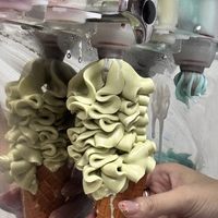 Mesin Pembuat Es Krim Lembut 7 Rasa Baru dengan Desain Tegak untuk Meja Kerja, Dilengkapi Pendingin Awal, Kompresor Ganda, dan Motor