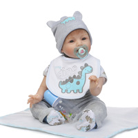 Realistische Reborn-Babypuppe Junge 22 Zoll Lebensechter Silikon-Vinyl Neugeborenen-Körper mit Gewicht Dino-Thema Geschenkset mit Zubehör