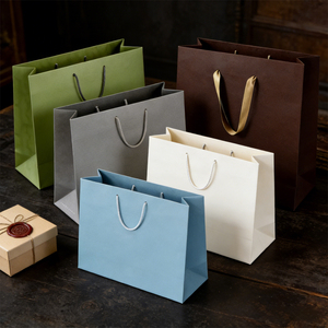 Sacs en papier de luxe avec poignées <span class=keywords><strong>et</strong></span> ruban, logo imprimé estampé or, sacs cadeaux noirs personnalisables pour promotions - Product Image 1