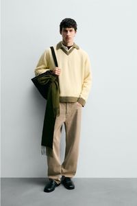 Maglione Giallo Pallido con Scollo a V per Uomo, Colletto Marrone a Contrasto, Lavorazione Soffice, Stile Preppy, Pullover alla Moda - Product Image 3