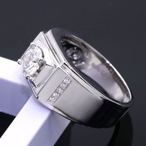 Anillo de Hombre de Plata de Ley 925 con Baño de Oro Blanco y Diamante Moissanite de Diseño Simple de 1 Quilate, Anillo de Boda para Hombre - Product Image 4